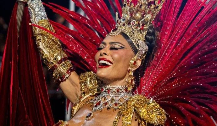 Juliana Paes Celebra Vitória da Viradouro no Desfile das Campeãs