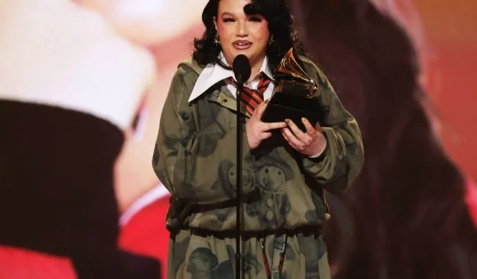 LOLA YOUNG VENCE GRAMMY DE PERFORMANCE SOLO DE POP