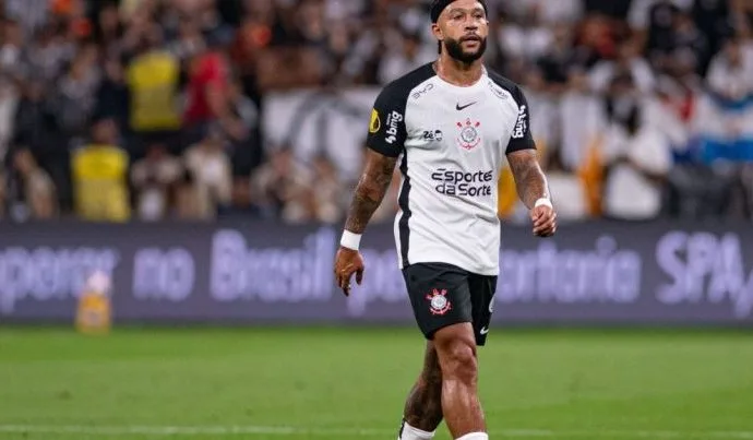 MEMPHIS DEPAY PERDE PÊNALTI EM JOGO CONTRA O PALMEIRAS