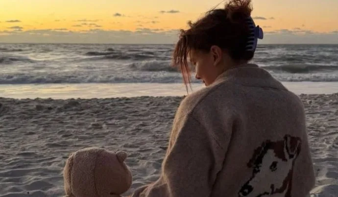 Millie Bobby Brown Celebra Aniversário com Foto Rara ao Lado da Filha
