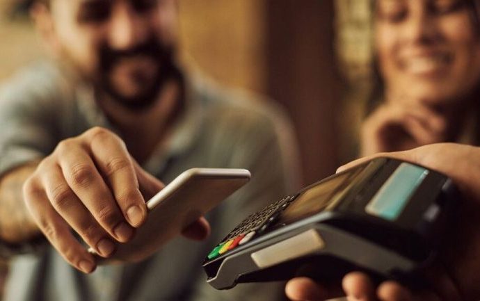 CARNAVAL: DICAS PRÁTICAS PARA PROTEGER SEUS CARTÕES E CELULARES