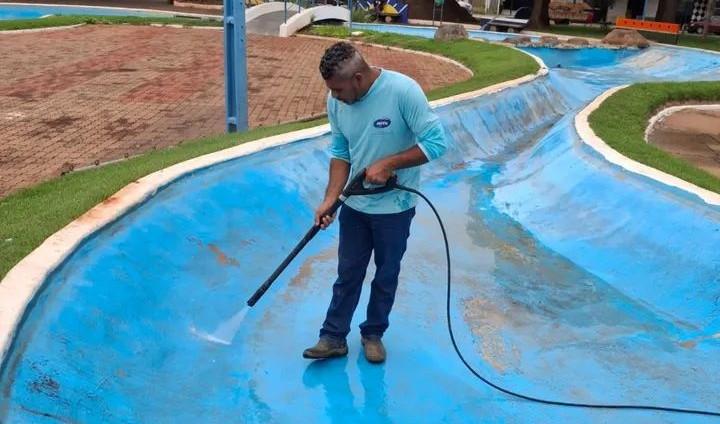 MANUTENÇÃO NO LAGO DA PRAÇA DA MATRIZ EM CASTILHO MANUTENÇÃO NO LAGO DA PRAÇA DA MATRIZ EM CASTILHO