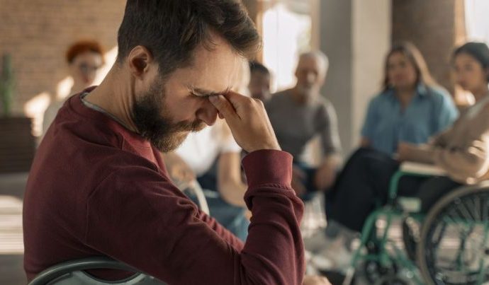 DEMÊNCIA EM JOVENS: SINAIS E CUIDADOS ESSENCIAIS DEMÊNCIA EM JOVENS: SINAIS E CUIDADOS ESSENCIAIS