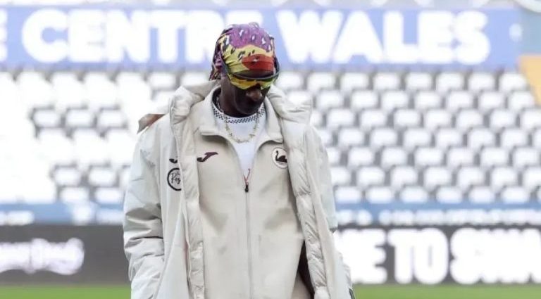 Snoop Dogg Encanta Torcida do Swansea City em Sua Primeira Visita ao Estádio