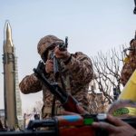 EUA Preparam Ataques ao Irã com Foco em Líderes e Mudança de Regime