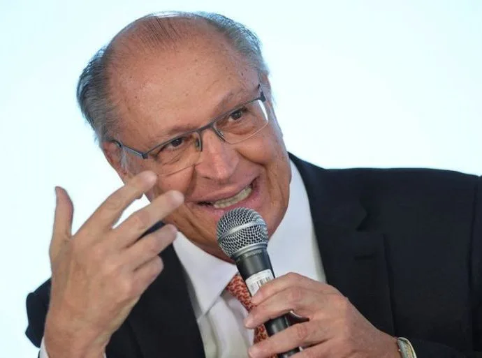 Análise da Nova Tarifa de 10% e sua Repercussão na Competitividade Brasileira