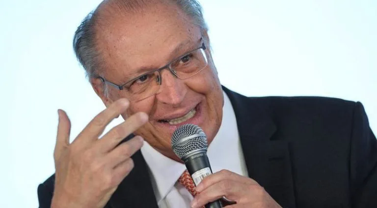 Análise da Nova Tarifa de 10% e sua Repercussão na Competitividade Brasileira