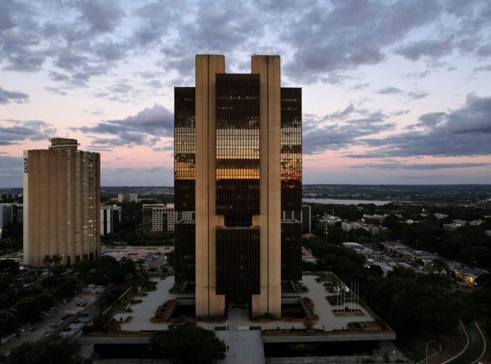 Mercado Financeiro Revisa Projeções do IPCA e Outros Indicadores Econômicos