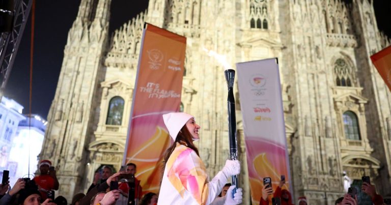 TOCHA OLÍMPICA CHEGA A MILÃO COM ATRAÇÃO E PROTESTOS TOCHA OLÍMPICA CHEGA A MILÃO COM ATRAÇÃO E PROTESTOS