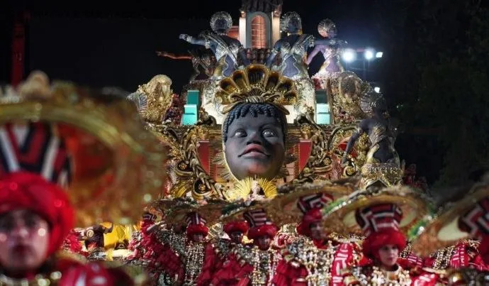 ACIDENTE NO CARNAVAL DE RIO: ALEGORIA ATROPELA PESSOAS