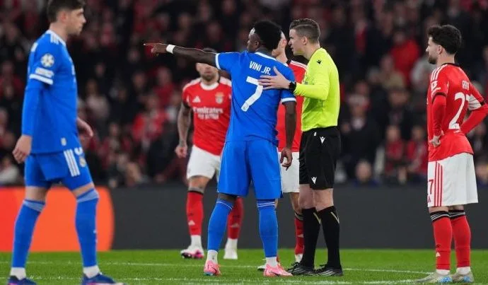 RACISMO NO FUTEBOL: HENRY DEFENDE VINI JR.