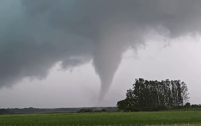 TORNADO REGISTRADO NO RS: IMPACTOS E ALERTAS TORNADO REGISTRADO NO RS: IMPACTOS E ALERTAS