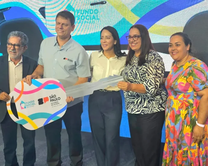 CASTILHO RECEBE VEÍCULO PARA O FUNDO SOCIAL E AUMENTA ASSISTÊNCIA À POPULAÇÃO