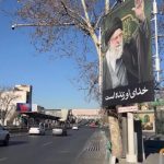 Iranianos Prestam Últimas Homenagens ao Aiatolá Ali Khamenei em Cerimônia na Capital