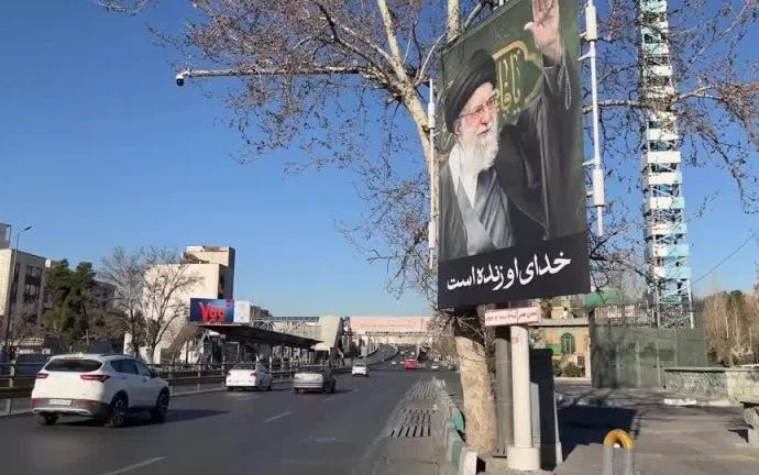Iranianos Prestam Últimas Homenagens ao Aiatolá Ali Khamenei em Cerimônia na Capital