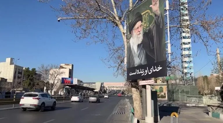 Iranianos Prestam Últimas Homenagens ao Aiatolá Ali Khamenei em Cerimônia na Capital