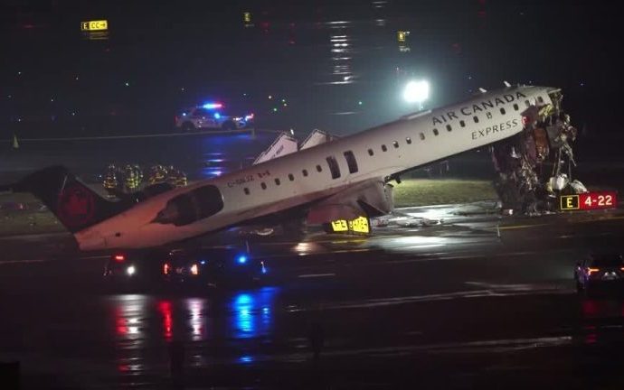 Colisão Fatal em Aeroporto de Nova York: Piloto e Copiloto Perdidos em Acidente Trágico