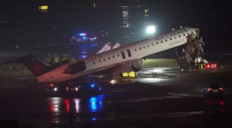 Colisão Fatal em Aeroporto de Nova York: Piloto e Copiloto Perdidos em Acidente Trágico