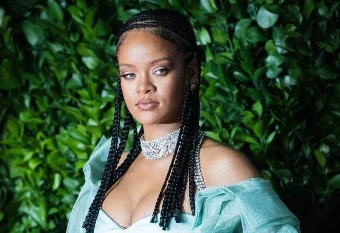 Incidente na Residência de Rihanna em Beverly Hills: Mulher é Detida Após Disparos