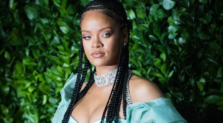 Incidente na Residência de Rihanna em Beverly Hills: Mulher é Detida Após Disparos