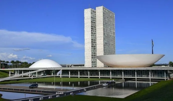 Câmara dos Deputados Homenageia Cientista Tatiana Coelho de Sampaio pela Pesquisa em Polilaminina