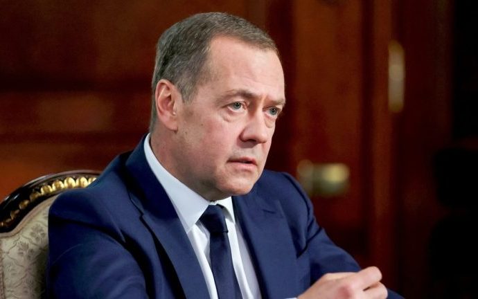 Medvedev Alerta: Intervenções de Trump Podem Iniciar a Terceira Guerra Mundial