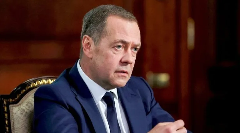 Medvedev Alerta: Intervenções de Trump Podem Iniciar a Terceira Guerra Mundial