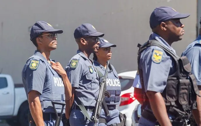 Reintegração de Detetives Aposentados Aumenta Capacidade Investigativa na África do Sul
