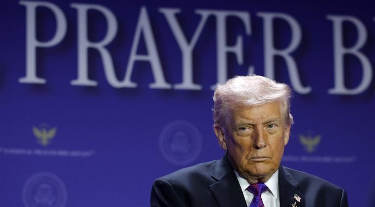 Trump Exige Rendição Incondicional do Irã em Meio a Conflito