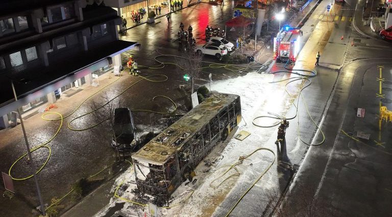 Incêndio em ônibus na Suíça deixa seis mortos e investigações em andamento