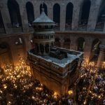 Celebração do Fogo Santo Continua Apesar do Fechamento da Igreja do Santo Sepulcro