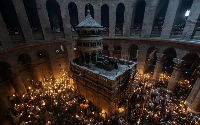 Celebração do Fogo Santo Continua Apesar do Fechamento da Igreja do Santo Sepulcro