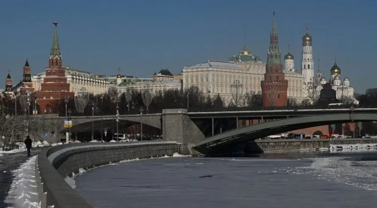 Kremlin Refuta Linguagem Ofensiva em Contatos Diplomáticos com a França