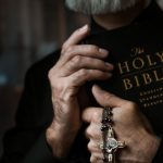 Aumento na Demanda por Exorcismos nos EUA: Um Fenômeno Global