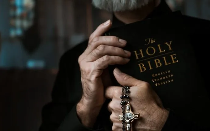 Aumento na Demanda por Exorcismos nos EUA: Um Fenômeno Global Aumento na Demanda por Exorcismos nos EUA: Um Fenômeno Global