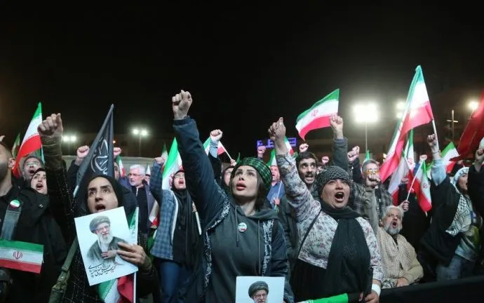 Conflitos em Tehran: Israel Intensifica Ataques Enquanto EUA Insistem em Diálogo com Irã