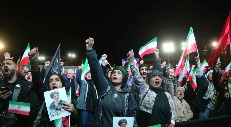 Conflitos em Tehran: Israel Intensifica Ataques Enquanto EUA Insistem em Diálogo com Irã