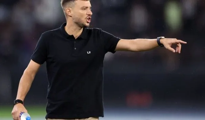 Botafogo encerra vínculo com Martín Anselmi após início insatisfatório