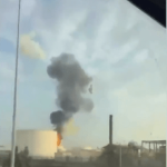 Densa Fumaça Envolve Refinaria de Petróleo no Bahrein Após Ataque Iraniano