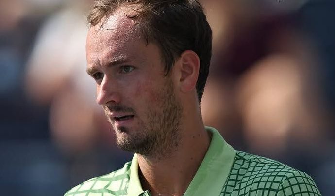 Medvedev Chega aos EUA e Traça Paralelo Entre Conflito no Oriente Médio e Cinema de Hollywood