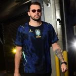 Luka Doncic Desfila Nova Camisa da Seleção Brasileira Durante Jogo dos Lakers