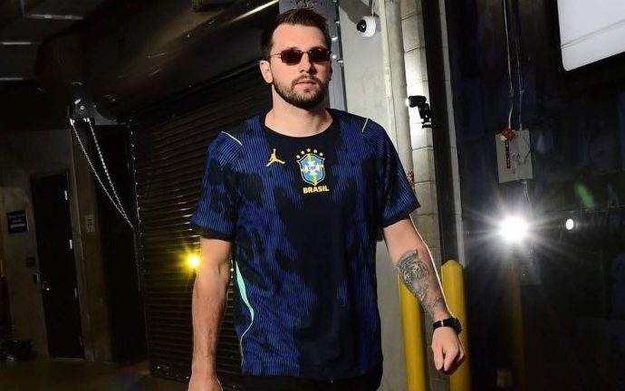 Luka Doncic Desfila Nova Camisa da Seleção Brasileira Durante Jogo dos Lakers