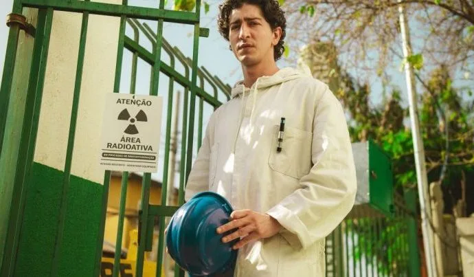 Johnny Massaro Reflete sobre a História por Trás de ‘Emergência Radioativa’