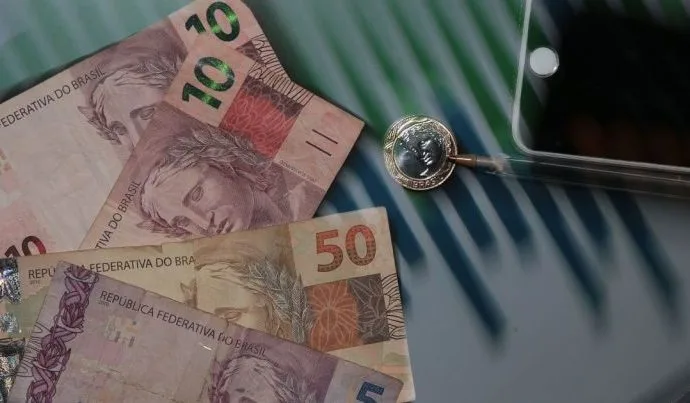 Impactos das Altas Taxas de Juros na Economia Brasileira: Análise de Especialista