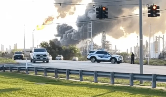 Explosão em Refinaria no Texas Gera Incêndio e Nuvens de Fumaça