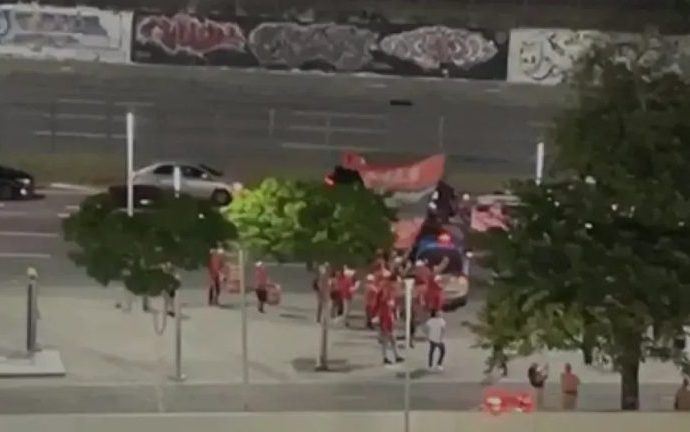 Protestos Marcam Chegada da Delegação do Flamengo em Dia de Decisão Protestos Marcam Chegada da Delegação do Flamengo em Dia de Decisão