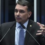 Flávio Bolsonaro Passa por Cirurgias Oftalmológicas em Brasília