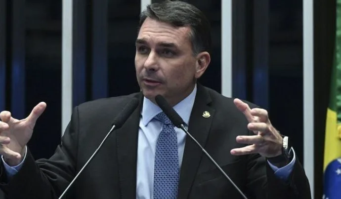 Flávio Bolsonaro Passa por Cirurgias Oftalmológicas em Brasília