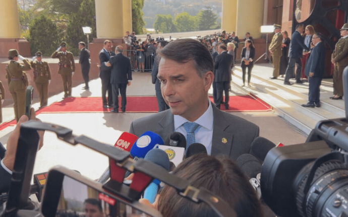 Flávio Bolsonaro Agradece Milei por Asilo Político Concedido a Condenado
