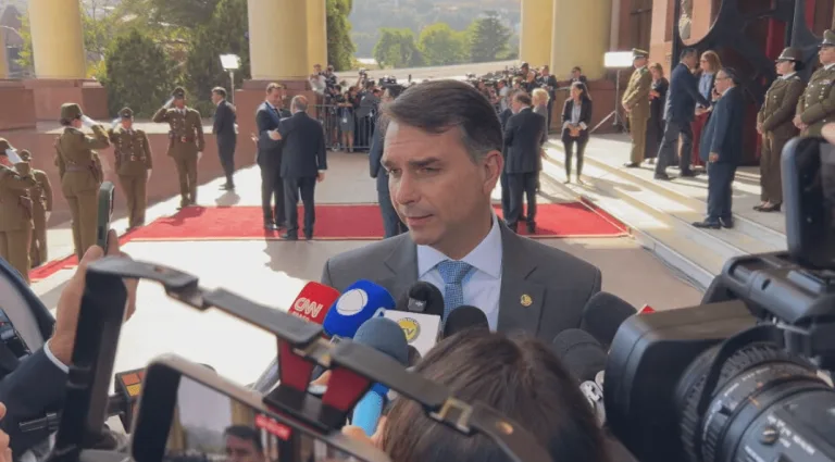 Flávio Bolsonaro Agradece Milei por Asilo Político Concedido a Condenado Flávio Bolsonaro Agradece Milei por Asilo Político Concedido a Condenado